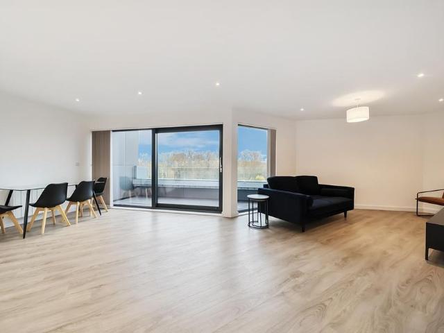 2 bedroom penthouse to rent