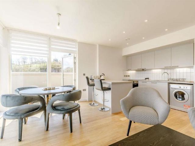 2 bedroom penthouse to rent