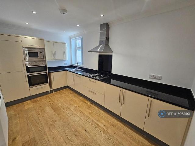 2 bedroom penthouse to rent