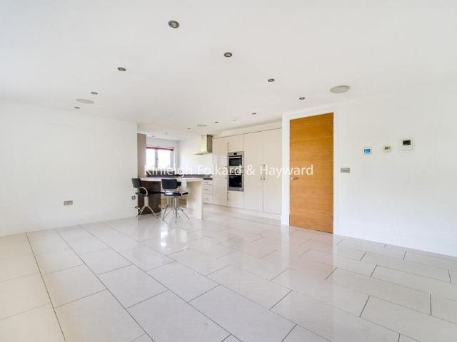 2 bedroom penthouse to rent