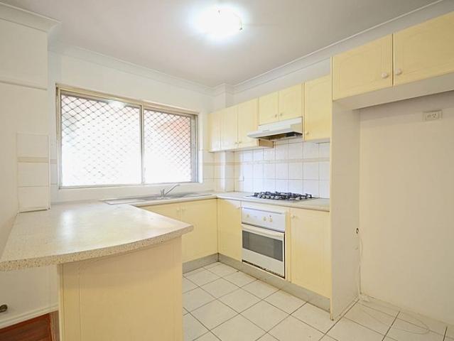 2 Bedroom plus study Unit in Handy Location!