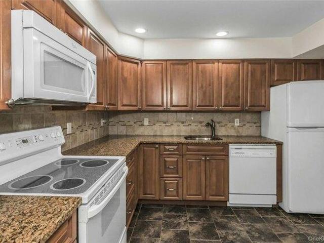 2 bedroom, Plainview NY 11803 104901317