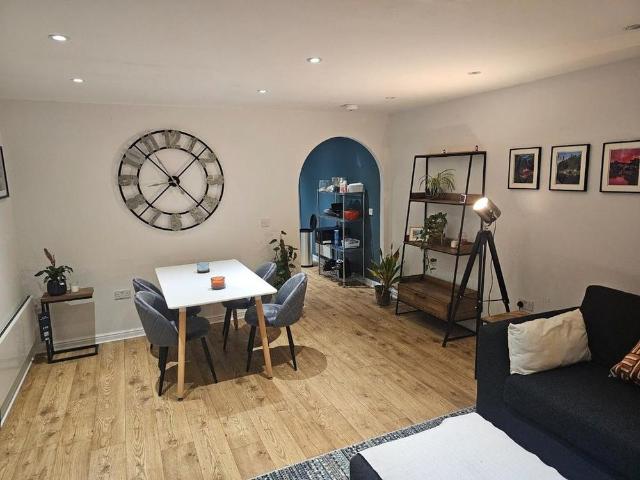 2 bedroom private hall to rent