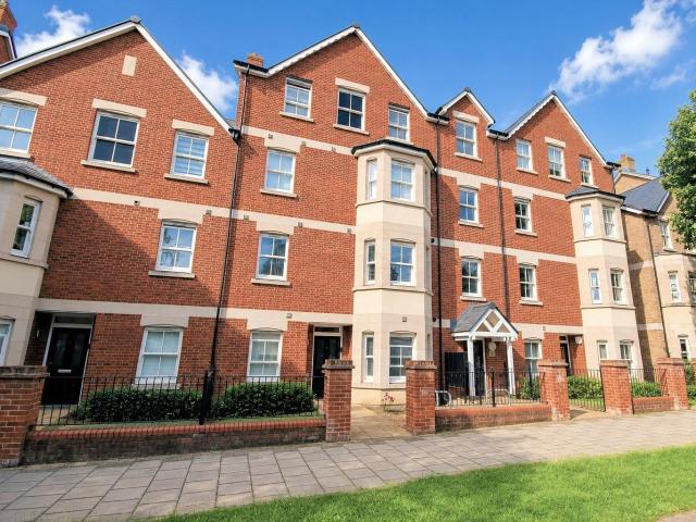 2 Bedroom Property For Rent 32 Warwick Avenue, Bedford