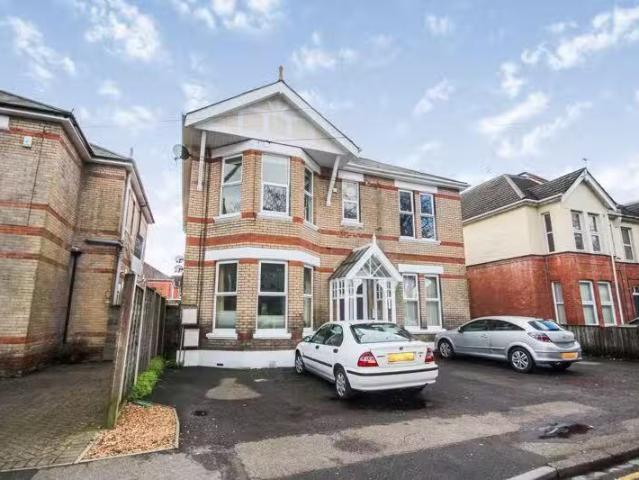 2 bedroom property for rent in Richmond Park Road, Charminster.