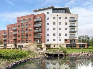 2 bedroom property for rent in Waterside, St. James Court West.