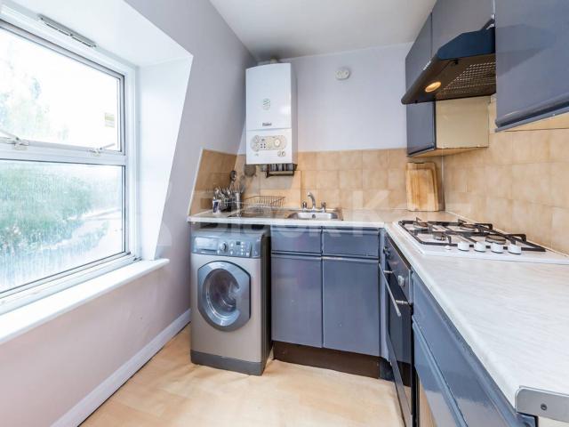 2 bedroom property for 2 sharers with balcony in Dalston