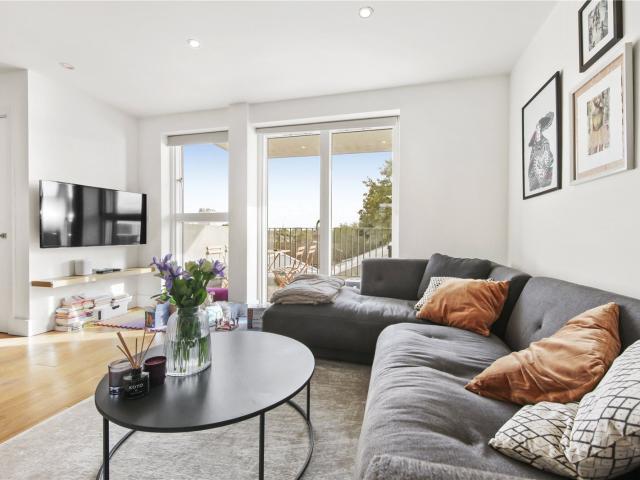 2 bedroom property in Carpenters Place, Clapham, London, SW4 £2,900 pcm | Chestertons