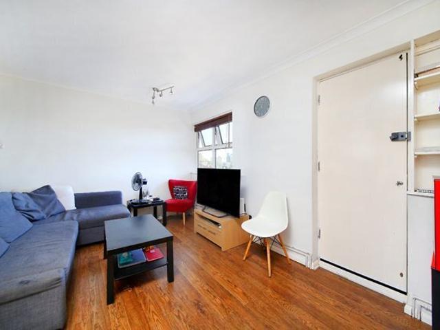 2 bedroom property in Chertsey Court, Clifford Avenue, London, SW14 £1,900 pcm | Chestertons