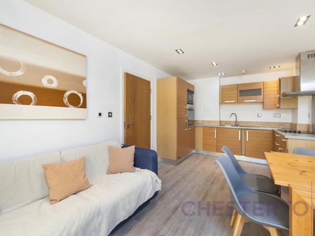 2 bedroom property in City Tower, 3 Limeharbour, London, E14 £2,500 pcm | Chestertons