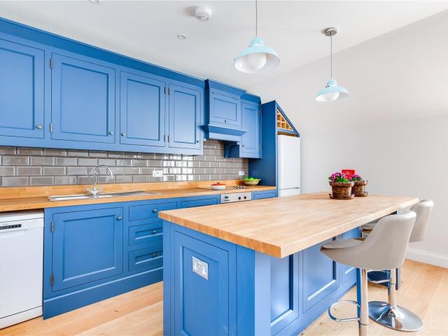 2 bedroom property in Clapham Common West Side, Clapham, SW4 £3,300 pcm | Chestertons