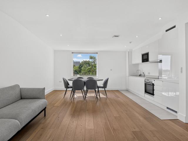 2 bedroom property in Clarendon Road, London, W11 £3,445 pcm | Chestertons