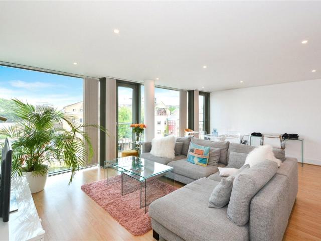 2 bedroom property in Crystal Wharf, 36 Graham Street, London, N1 £4,250 pcm | Chestertons