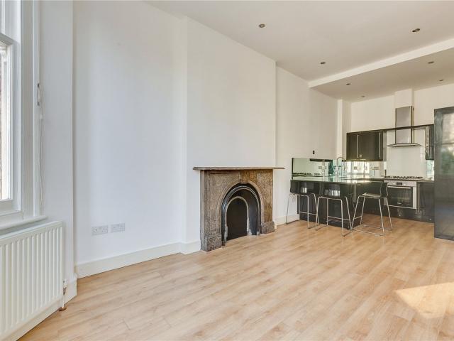 2 bedroom property in Crossfield Road, London, NW3 £3,000 pcm | Chestertons