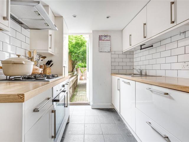2 bedroom property in Altenburg Gardens, London, SW11 £3,350 pcm | Chestertons