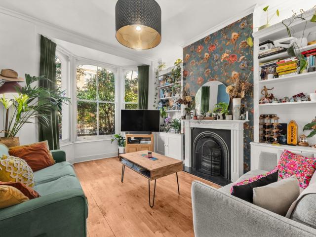 2 bedroom property in Arthur Road, London, N7 £2,750 pcm | Chestertons