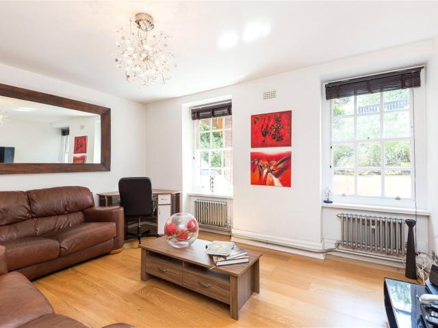 2 bedroom property in Avenue Lodge, St John's Wood, London, NW8 £3,000 pcm | Chestertons
