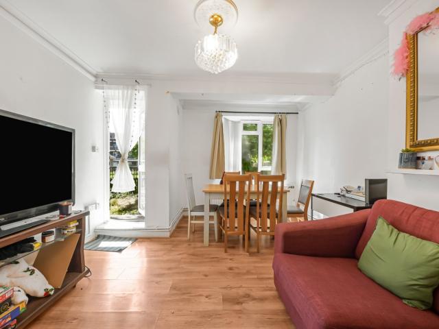2 bedroom property in Betchworth House, Hilldrop Estate, London, N7 £2,150 pcm | Chestertons