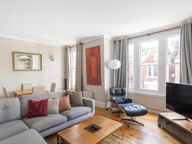 2 bedroom property in Beira Street, London, SW12 £2,850 pcm | Chestertons
