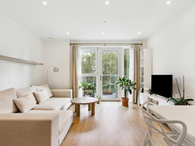 2 bedroom property in Brent House, 50 Wandsworth Road, London, SW8 £3,800 pcm | Chestertons