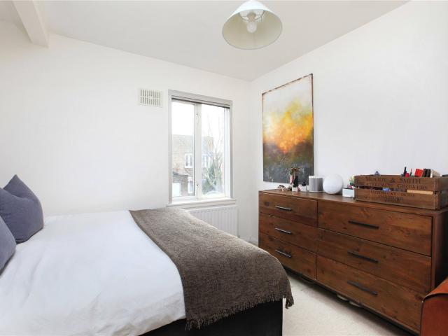 2 bedroom property in Brixton Hill, Brixton, London, SW2 £2,250 pcm | Chestertons