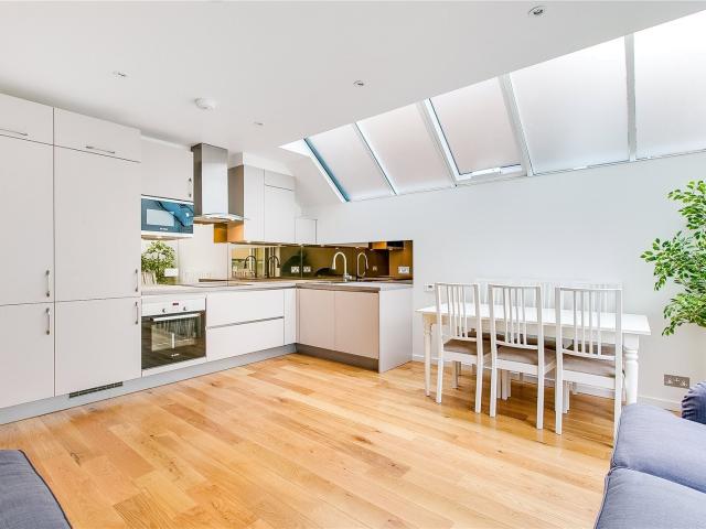 2 bedroom property in Bronsart Road, Fulham, London, SW6 £3,000 pcm | Chestertons