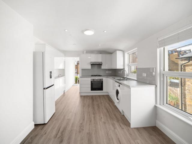 2 bedroom property in Broughton Road, London, SW6 £3,000 pcm | Chestertons