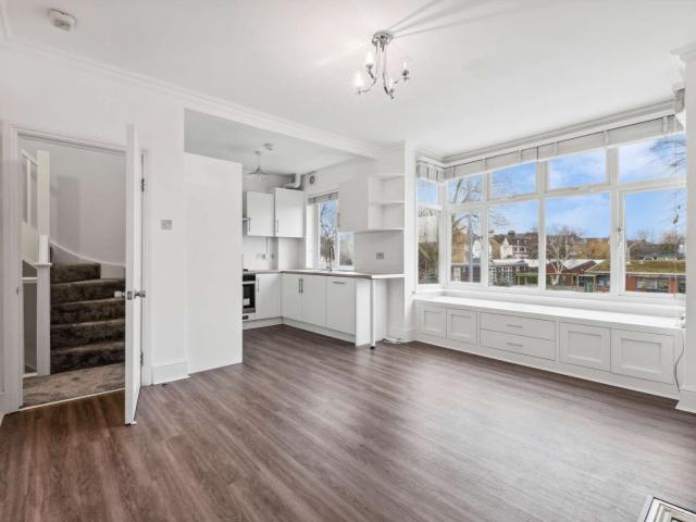 2 bedroom property in Burntwood Lane, Wandsworth, London, SW17 £2,900 pcm | Chestertons