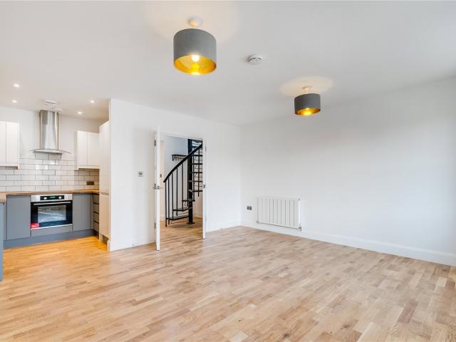 2 bedroom property in Goulton Road, Hackney, London, E5 £2,850 pcm | Chestertons