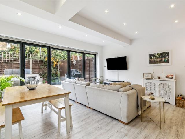 2 bedroom property in Galesbury Road, London, SW18 £3,000 pcm | Chestertons