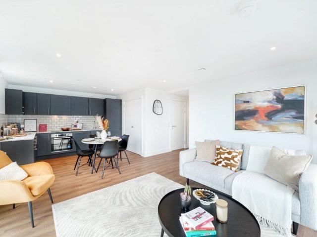 2 bedroom property in Garden Boulevard, Maidenhead, Berkshire, SL6 £1,926 pcm | Chestertons