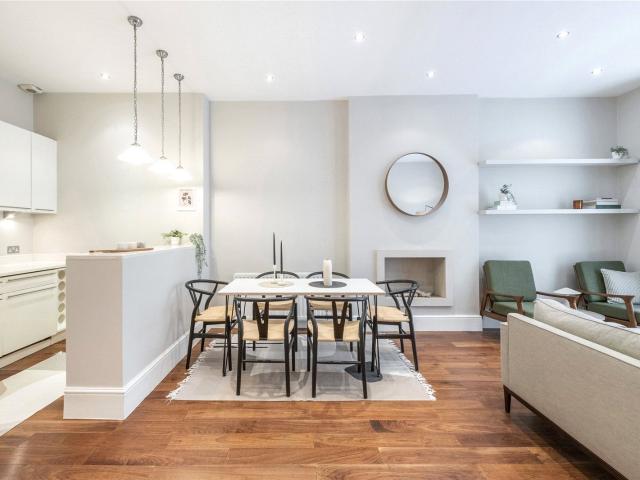 2 bedroom property in Gloucester Square, London, W2 £6,500 pcm | Chestertons