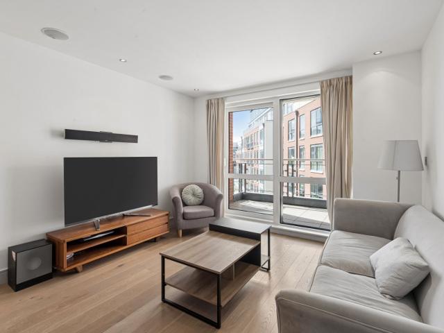 2 bedroom property in Doulton House, 11 Park Street, London, SW6 £3,900 pcm | Chestertons