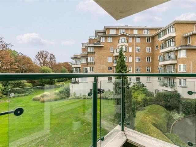2 bedroom property in Dorchester House, 8 Strand Drive, Richmond, Surrey, TW9 £3,000 pcm | Chestertons