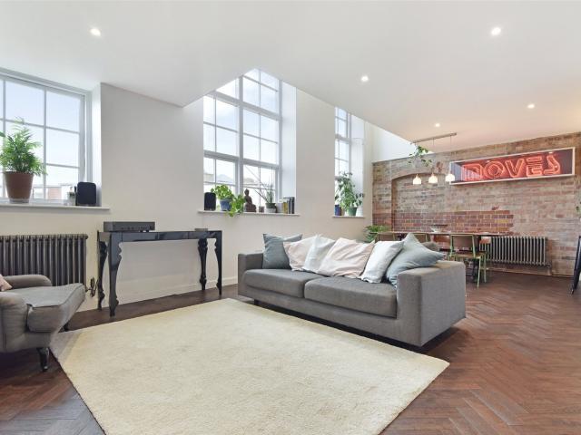 2 bedroom property in Enfield Road, London, N1 £3,750 pcm | Chestertons
