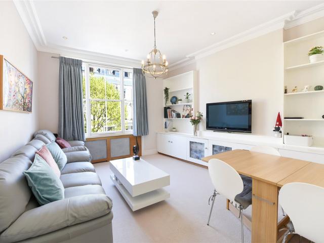 2 bedroom property in Eardley Crescent, Earls Court, London, SW5 £3,500 pcm | Chestertons