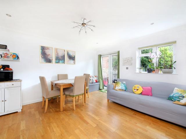 2 bedroom property in Fownes Street, London, SW11 £2,600 pcm | Chestertons