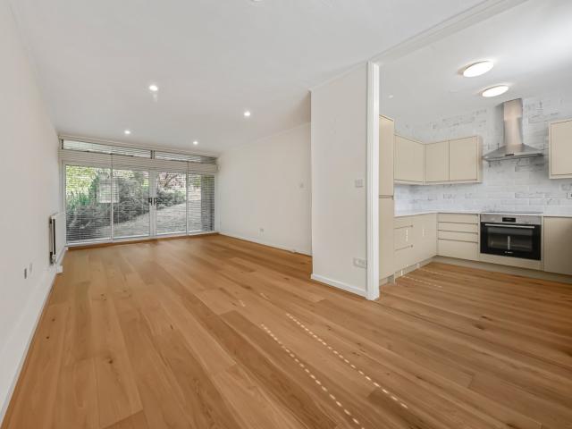 2 bedroom property in Falcon Lodge, Oak Hill Park, London, NW3 £3,878 pcm | Chestertons