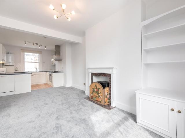 2 bedroom property in Fitzroy Road, Primrose Hill, London, NW1 £4,100 pcm | Chestertons