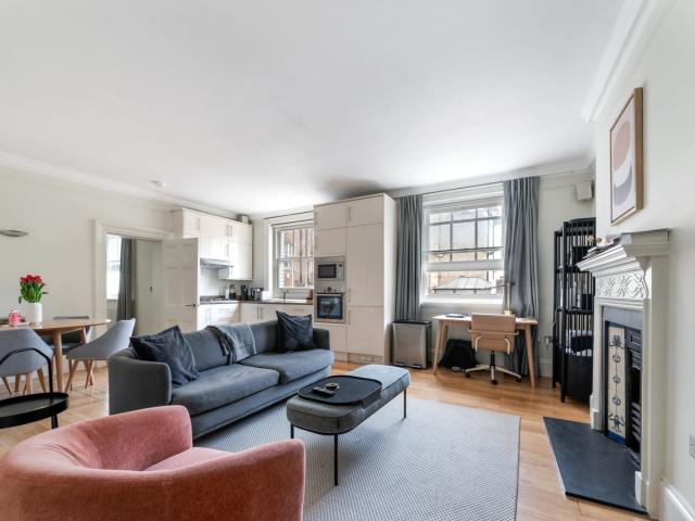2 bedroom property in Fleet Street, EC4Y £3,700 pcm | Chestertons