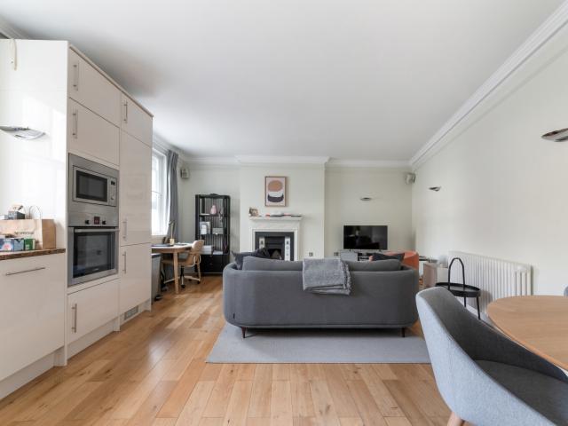 2 bedroom property in Fleet Street, EC4Y £3,700 pcm | Chestertons