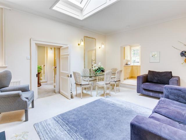 2 bedroom property in Frognal, Hampstead, London, NW3 £5,633 pcm | Chestertons