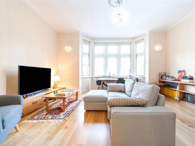 2 bedroom property in Frognal, Hampstead, London, NW3 £3,300 pcm | Chestertons