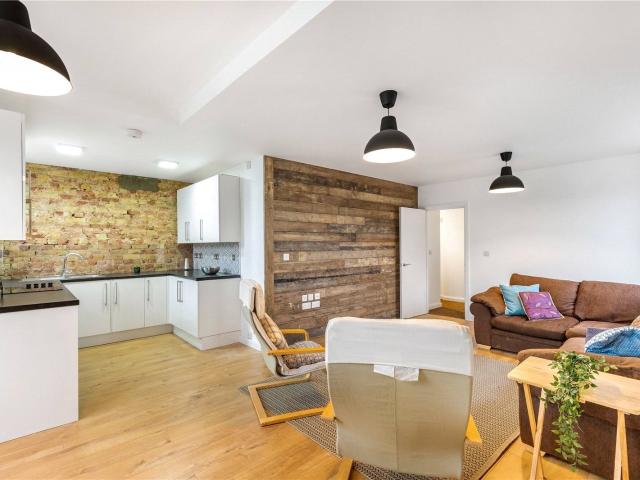 2 bedroom property in Fulham Palace Road, London, SW6 £3,000 pcm | Chestertons