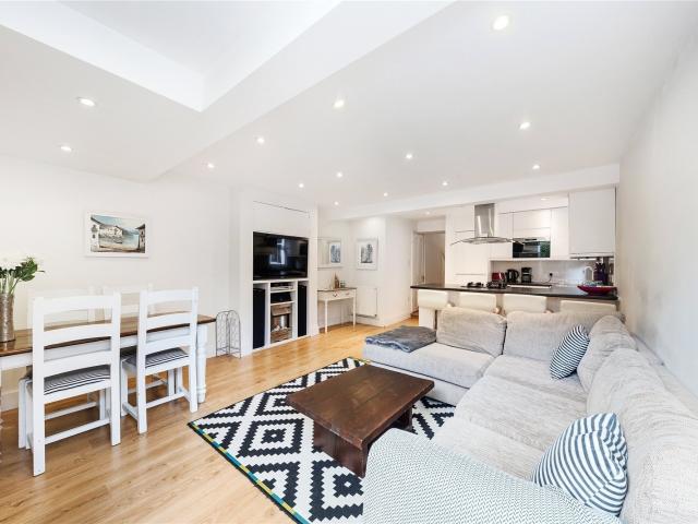 2 bedroom property in Kelmscott Road, London, SW11 £3,250 pcm | Chestertons