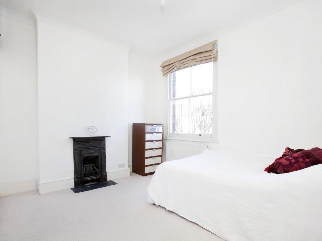 2 bedroom property in Kings Road, Richmond, TW10 £2,800 pcm | Chestertons