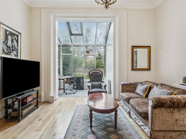 2 bedroom property in Holland Road, London, W14 £3,000 pcm | Chestertons
