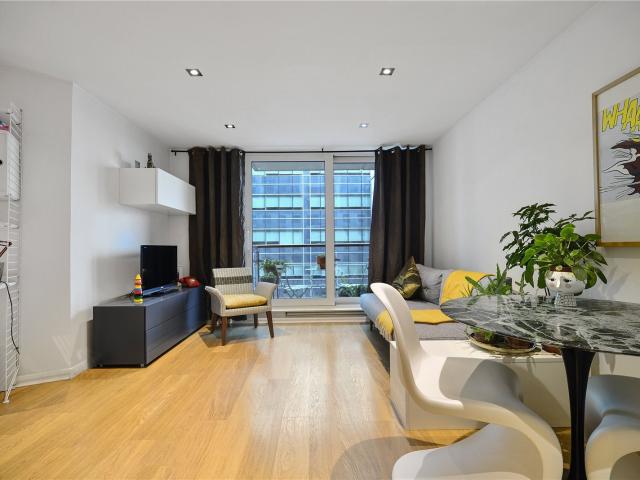 2 bedroom property in Hanover House, 7 St Georges Wharf, London, SW8 £3,100 pcm | Chestertons