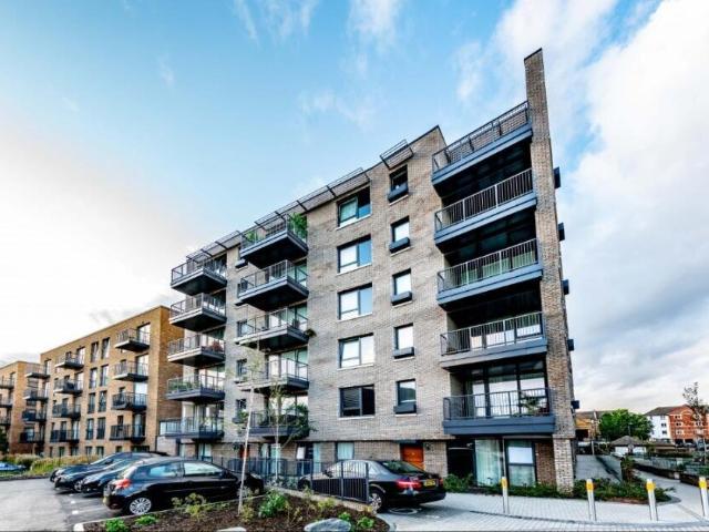 2 bedroom property in Harbourside Court, 1 Gullivers Walk, London, SE8 £2,426 pcm | Chestertons