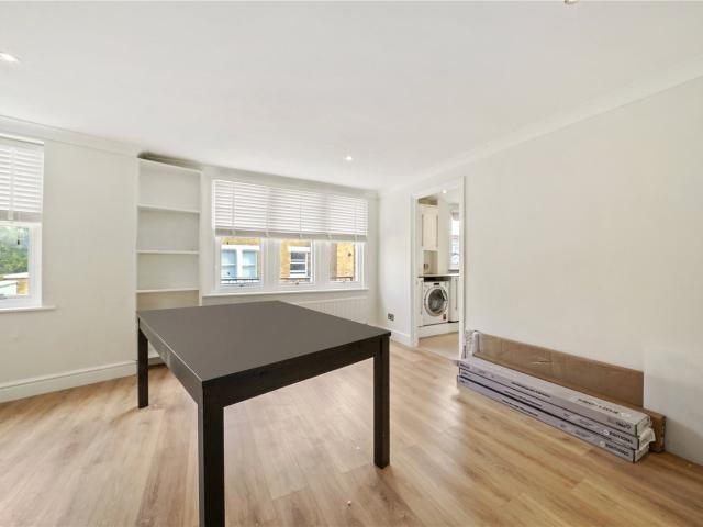 2 bedroom property in Hillgate Place, Clapham South, London, SW12 £2,750 pcm | Chestertons
